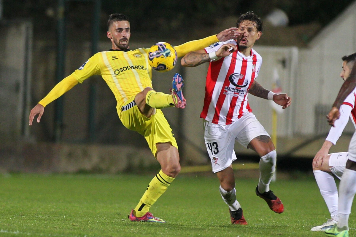 Danrlei (à direita) em ação no jogo frente ao Nacional (Créditos: Ivo Pereira/Global Imagens)