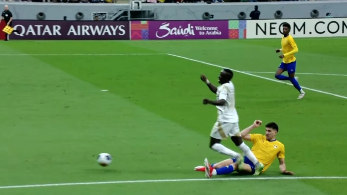 Imagem de contexto do artigo VAR tira penálti a Ronaldo ao reverter falta sobre Mané. Veja as imagens