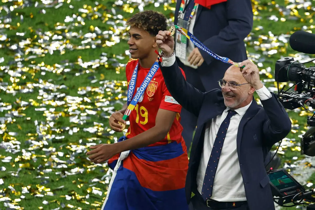 Lamine Yamal e Luis de la Fuente (Créditos: AFP)