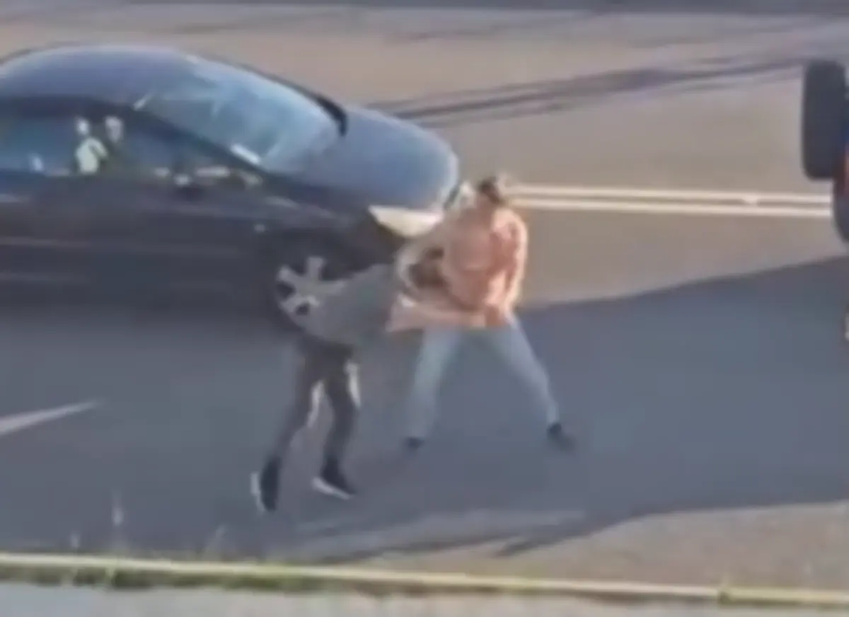 Imagem de contexto do artigo Discussão no trânsito dá origem a cena de pancadaria em Algés. Veja o vídeo