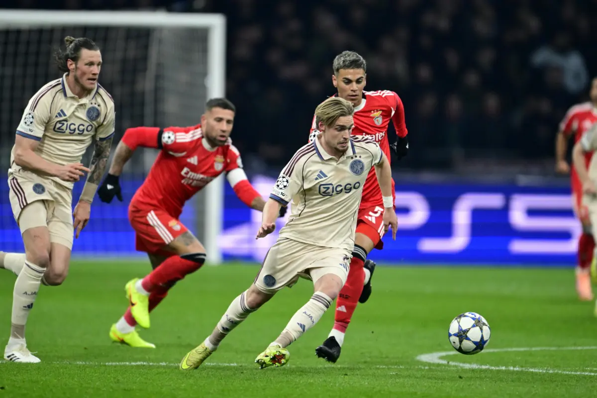 Kenneth Taylor em ação contra o Benfica