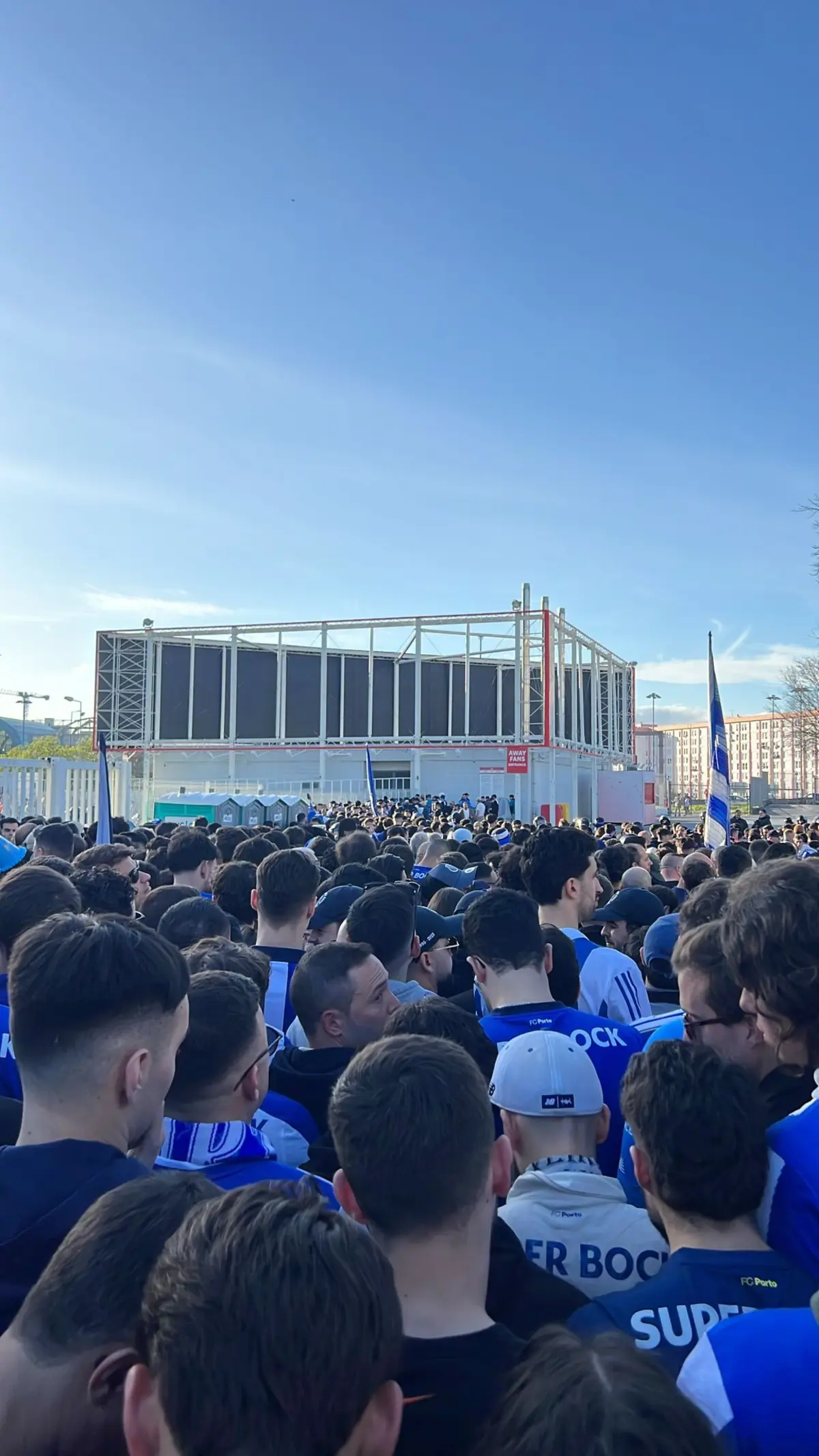 Imagem de contexto do artigo Adeptos do FC Porto queixam-se de atraso na entrada no Estádio da Luz