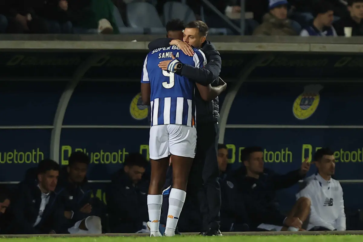 Anselmi conforta Samu (créditos: Miguel Pereira)