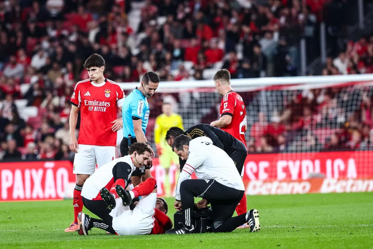 Enzo Barrenechea recebe assistência médica