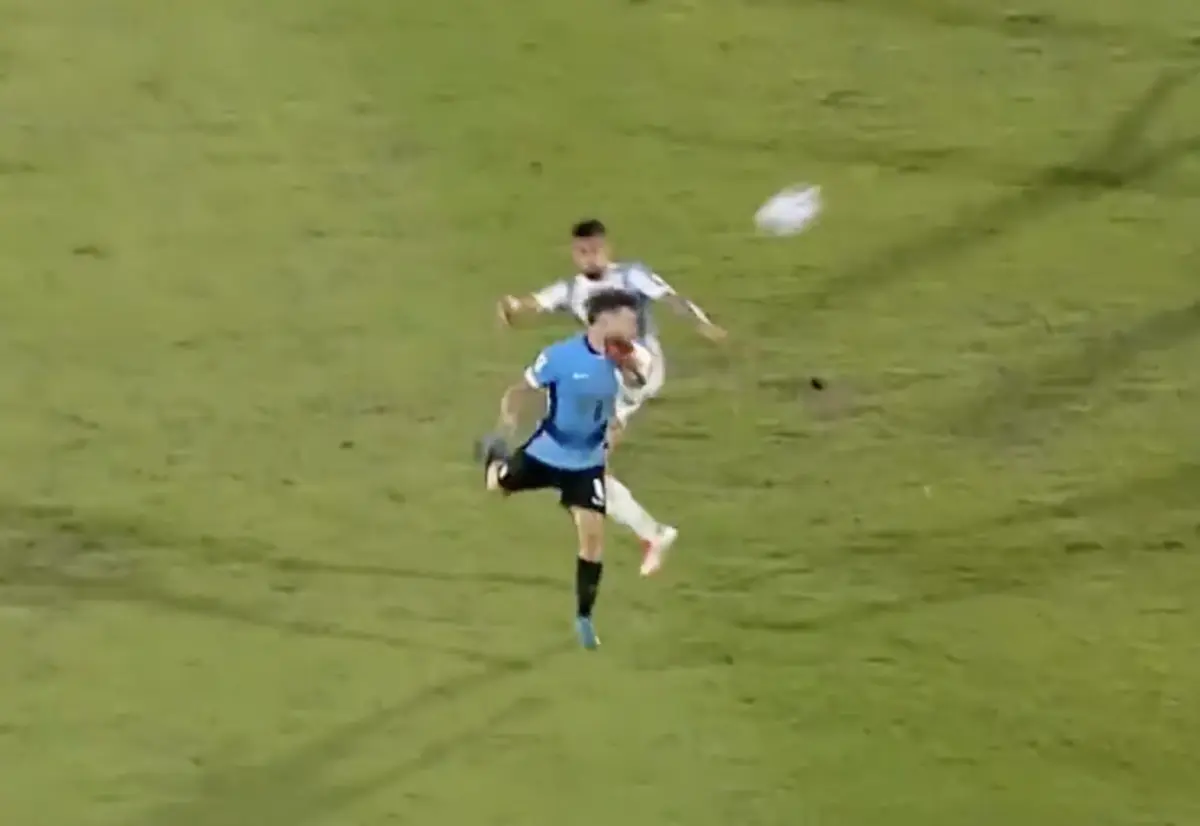 Imagem de contexto do artigo Nicolás González pontapeia cabeça de adversário, é expulso e falha Argentina-Brasil