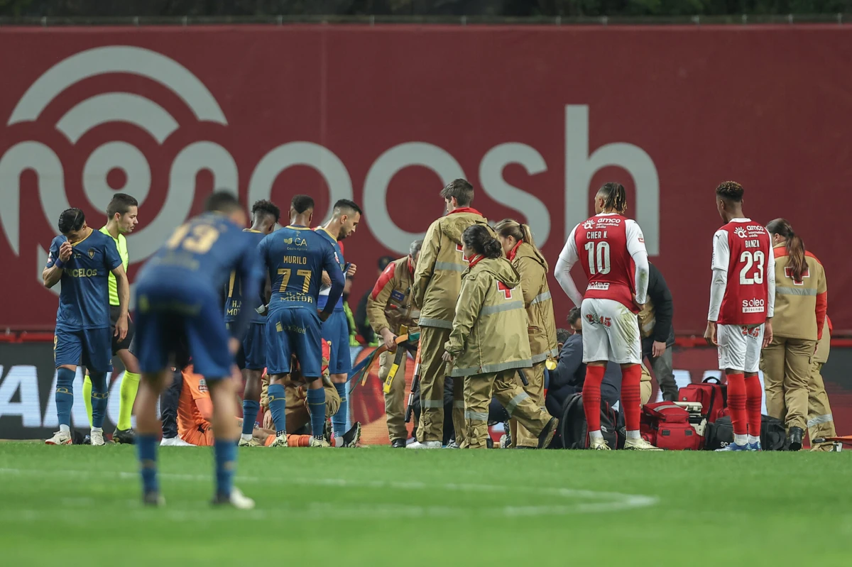 Serdar assistido no relvado