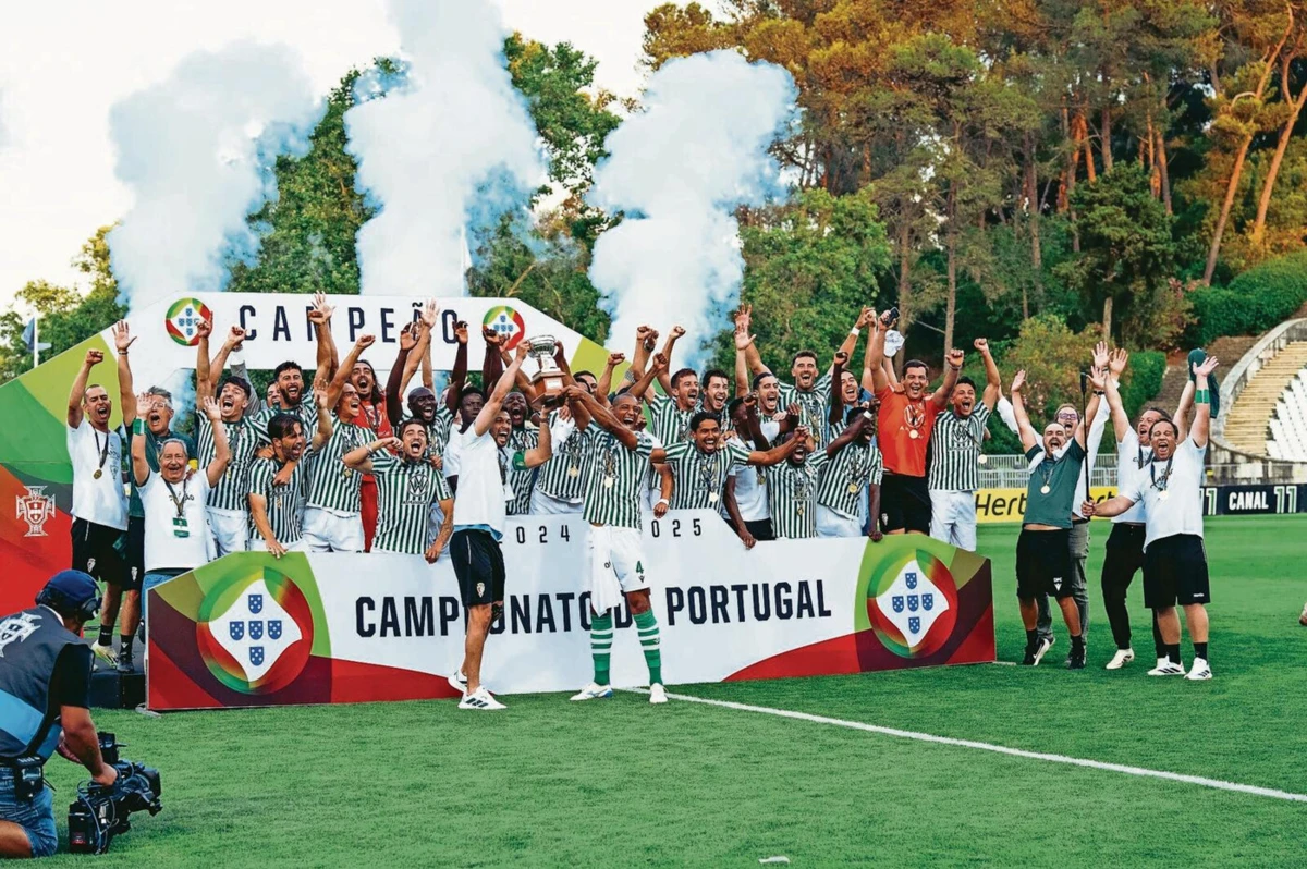O Lusitano de Évora, promovido à Liga 3, venceu a final do Jamor e ergueu o troféu de campeão em 2024/25