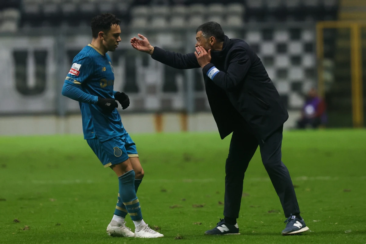 Sérgio Conceição dá indicações a Pepê (Créditos: Ivan del Val/Global Imagens)