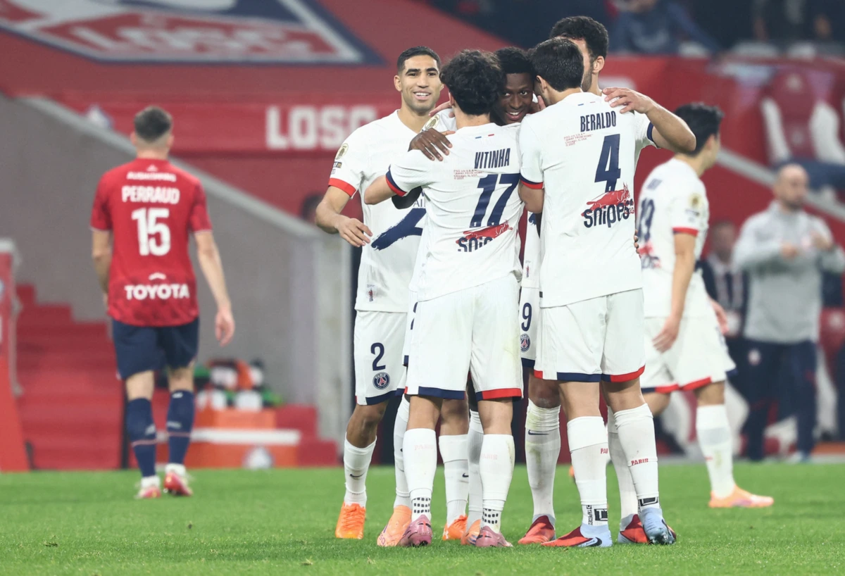 Jogadores do PSG festejam golo de Nuno Mendes