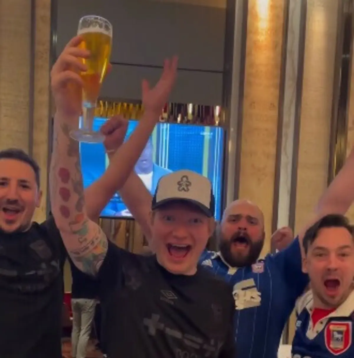 Ed Sheeran festeja subida do Ipswich (créditos: Instagram/@teddysphotos)