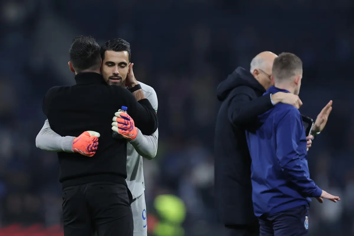 Diogo Costa abraça Fracesco Farioli