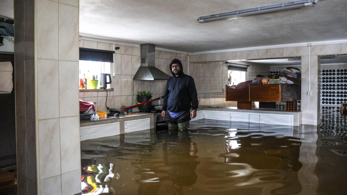 Pelo menos 53 desalojados com passagem de depressões Kristin e Leonardo