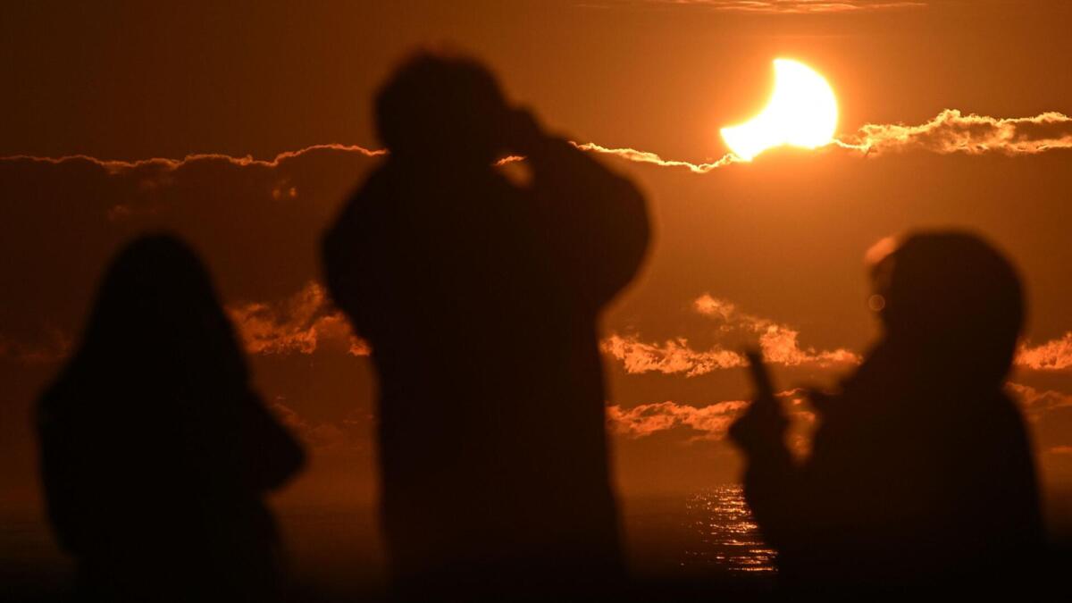 Photo: tsf.pt Portugal Solar Eclipse Glasses Sell Out as DIY Projectors Surge
