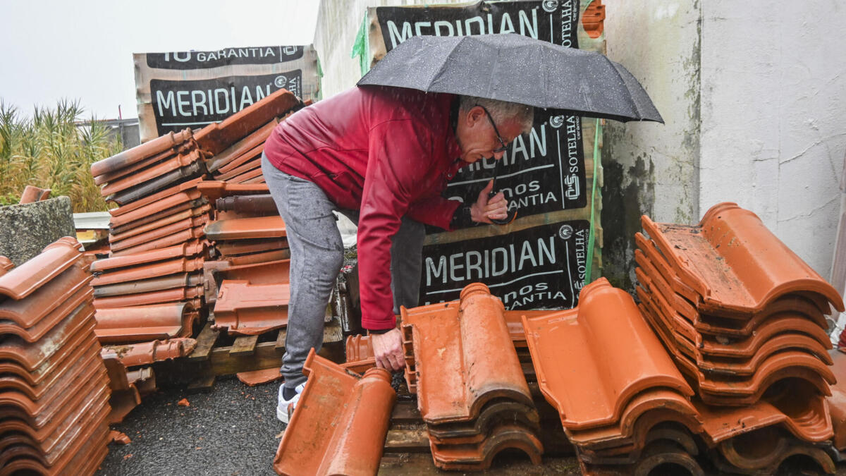 Tempestade Kristin espalhou telhas de fibrocimento: Zero alerta que contêm amianto e desaconselha manuseamento