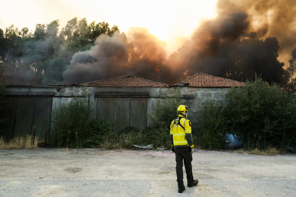 Imagem de contexto do artigo Mais de mil operacionais em quatro grandes incêndios em Portugal continental