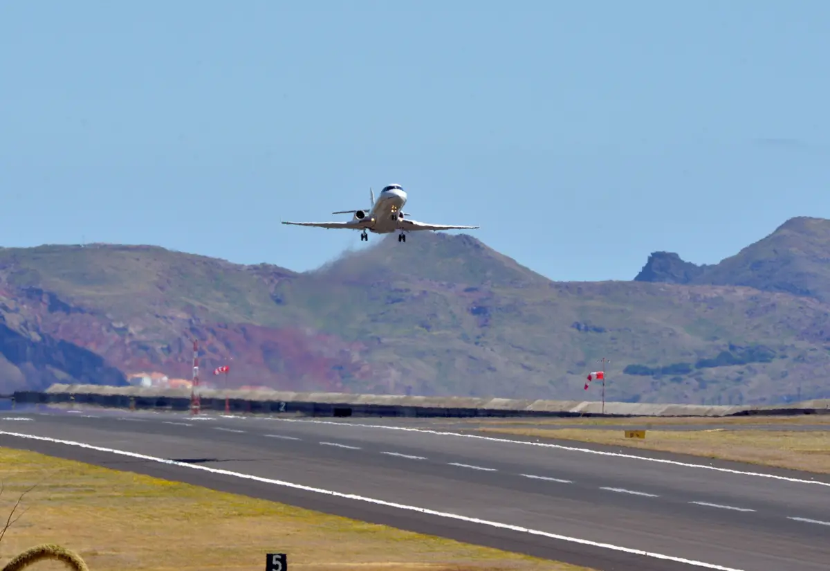 Imagem de contexto do artigo Ventos fortes: após dezenas de voos cancelados, aeroporto da Madeira já está "a operar em pleno"