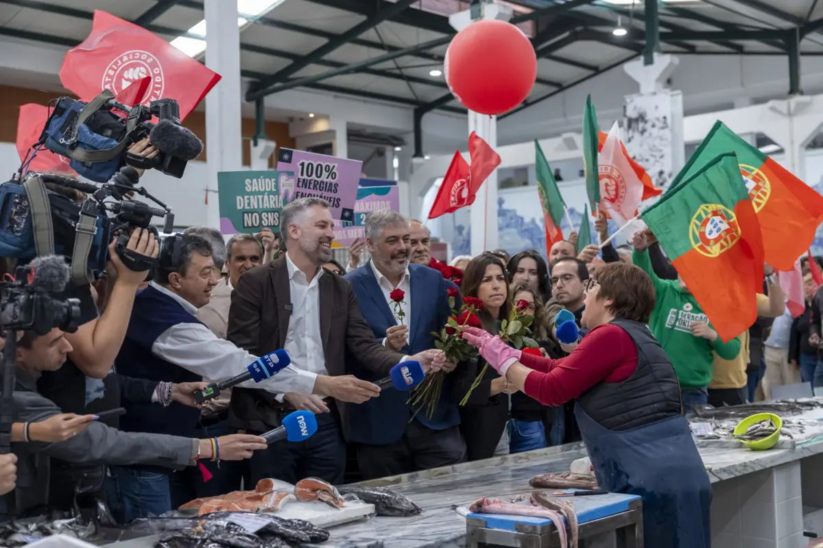 Imagem de contexto do artigo Pedro Nuno acusa Governo de "esconder informação", Rui Rocha compra cenouras para a esquerda e Ventura regressa esta quinta-feira