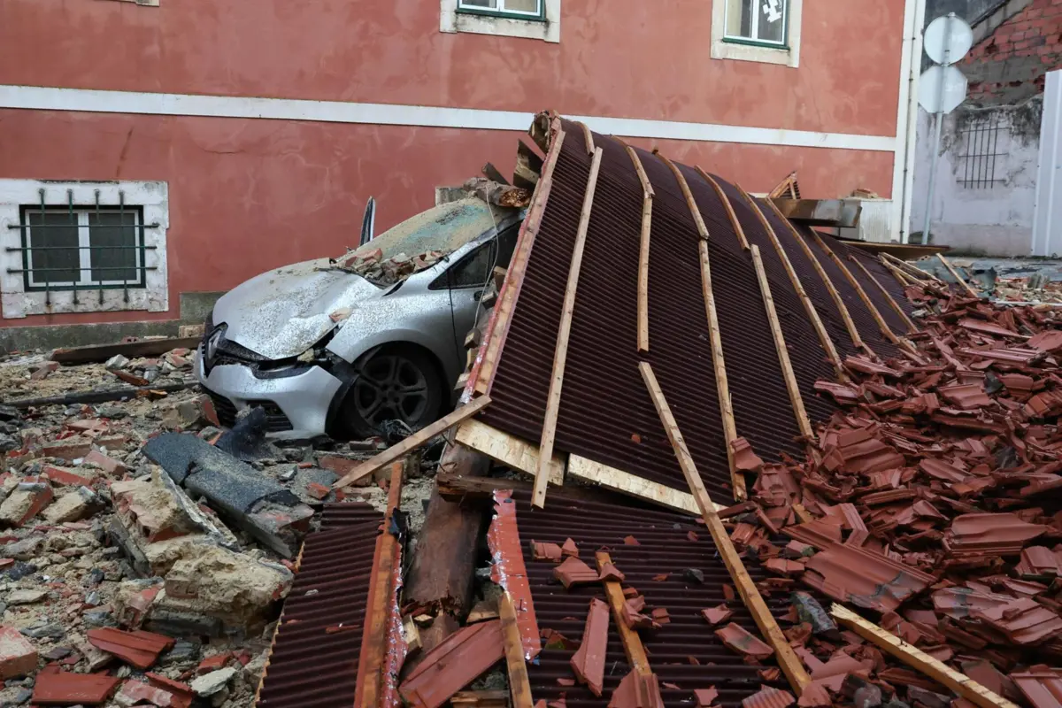 Imagem de contexto do artigo Queda de árvores, carros destruídos e uma roda gigante no chão: as imagens dos efeitos da depressão Kristin em todo o país