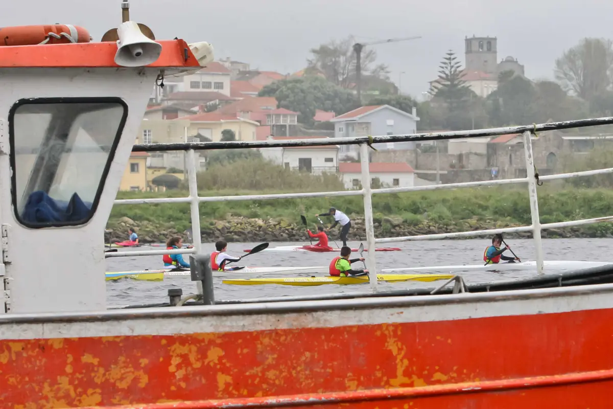Imagem de contexto do artigo Nove praticantes de caiaque arrastados do rio Ave para o mar, cinco levados ao hospital "por precaução"