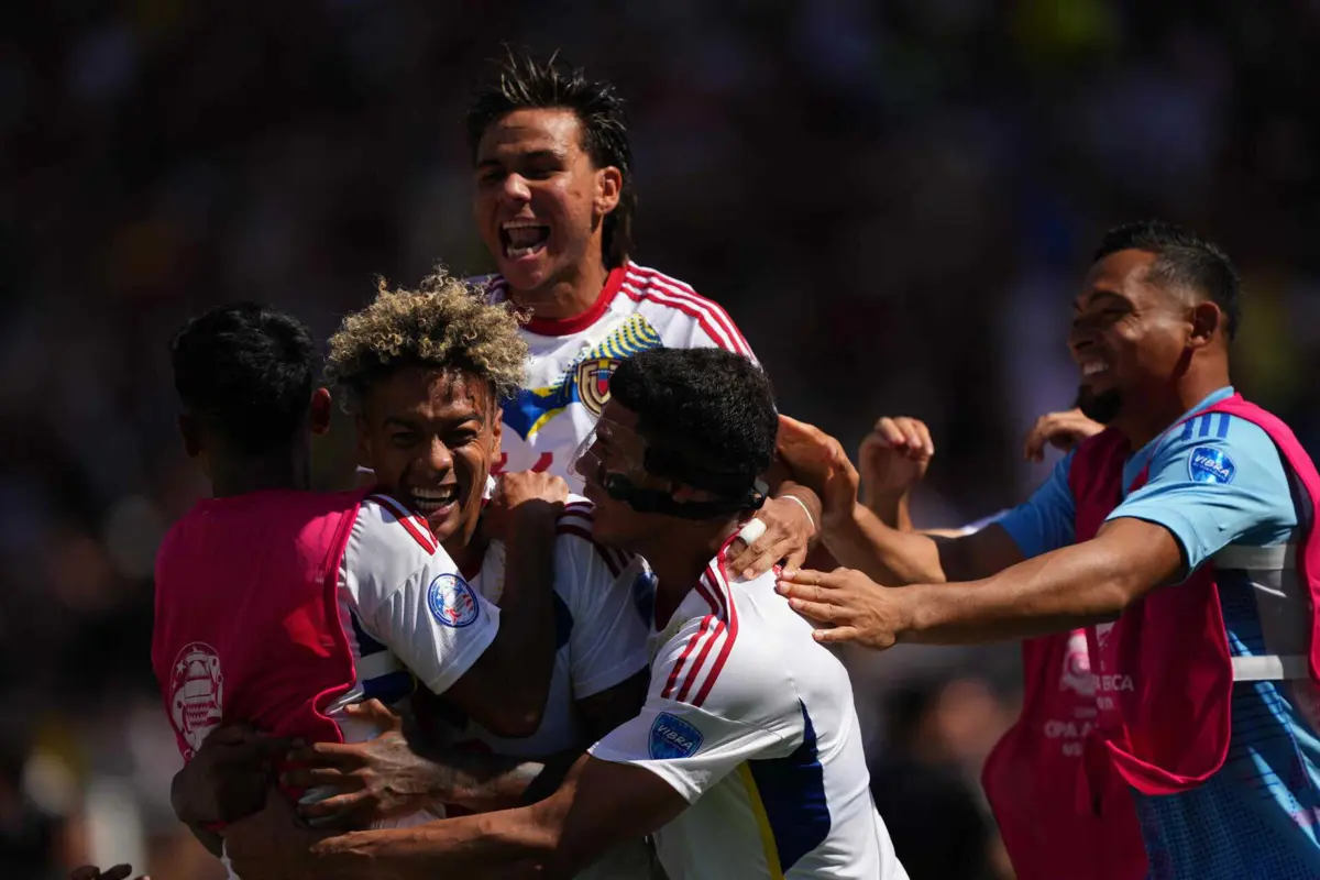 O avançado Jhonder Cádiz, do Famalicão, a festejar o golo