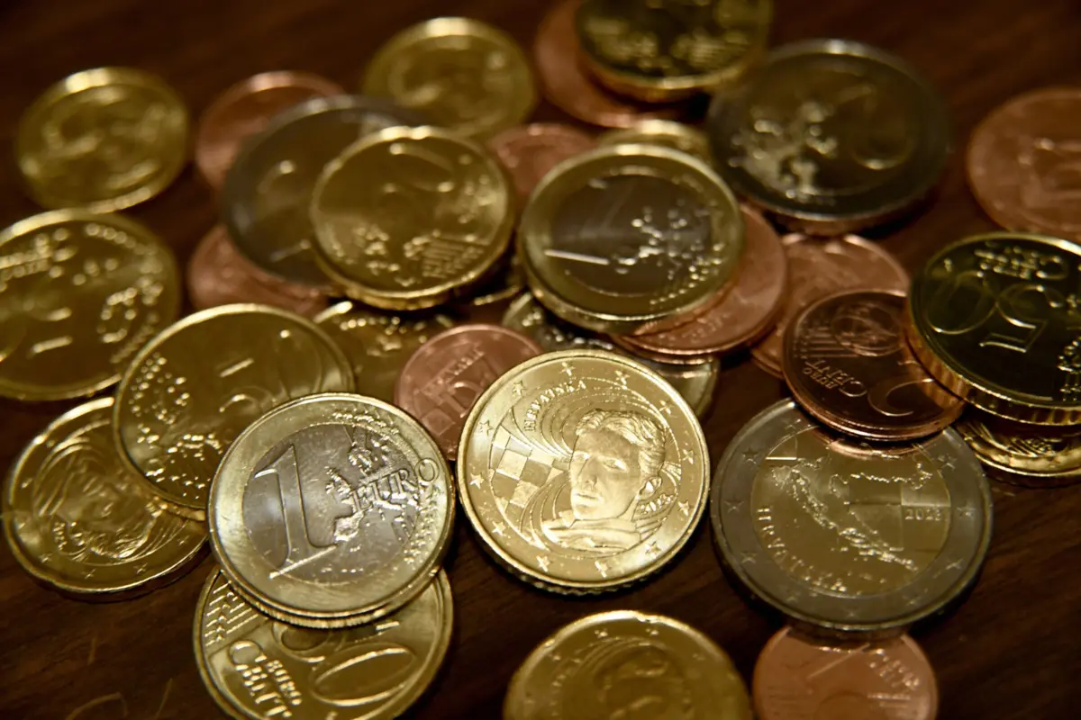 Já a despesa efetiva agravou-se, no período em análise, 14,7% para 13.645,4 milhões de euros