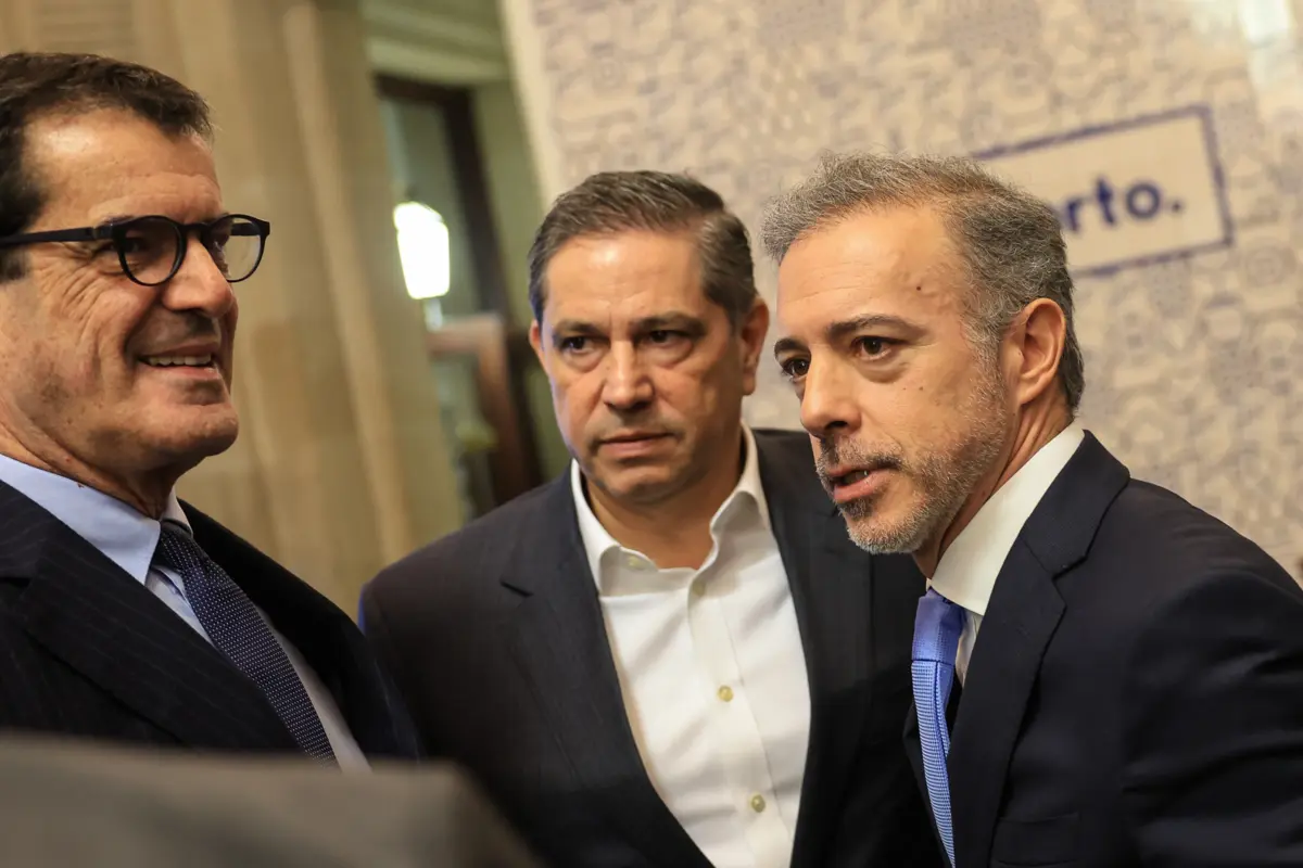 Mário Ferreira, ao centro, entre Rui Moreira e Pedro Duarte