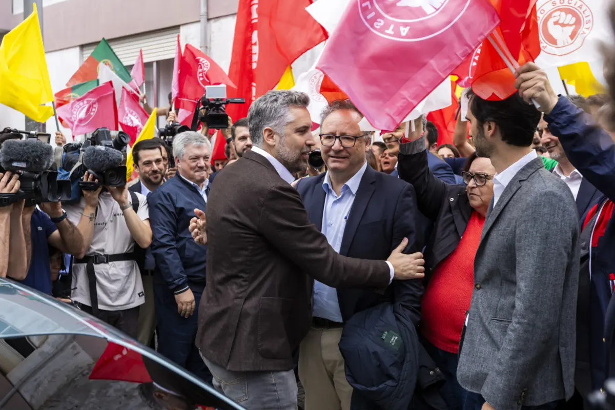 Imagem de contexto do artigo Assis coloca PS ao centro. Energia não faltou no comício, mas farol “não está a funcionar”