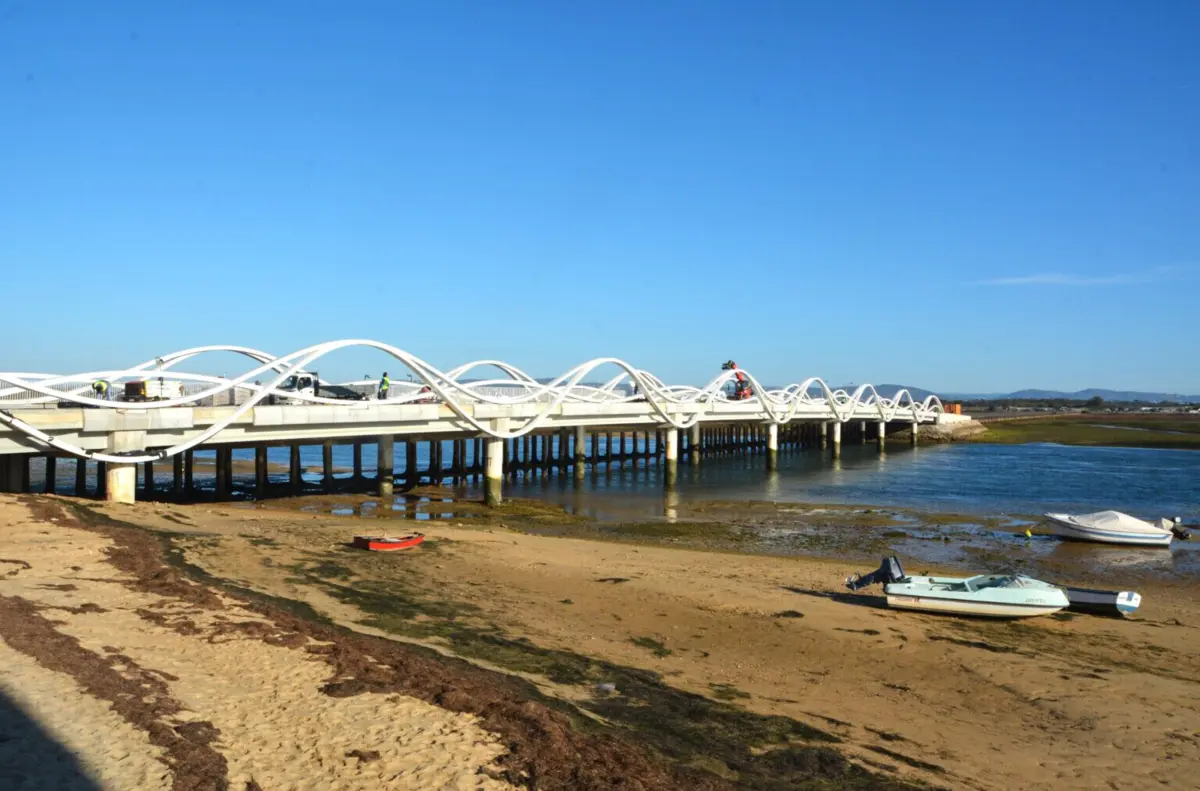 Imagem de contexto do artigo Nova ponte para a praia de Faro inaugurada após espera de quase duas décadas