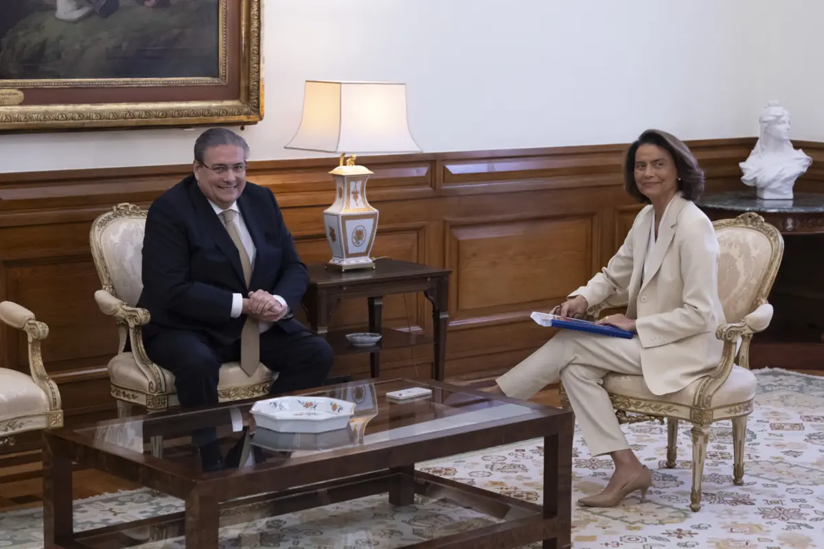 O ministro dos Assuntos Parlamentares, Carlos Abreu Amorim, conversa com a vice-presidente da Assembleia da República, Teresa Morais, após entregar o Programa do Governo, na AR