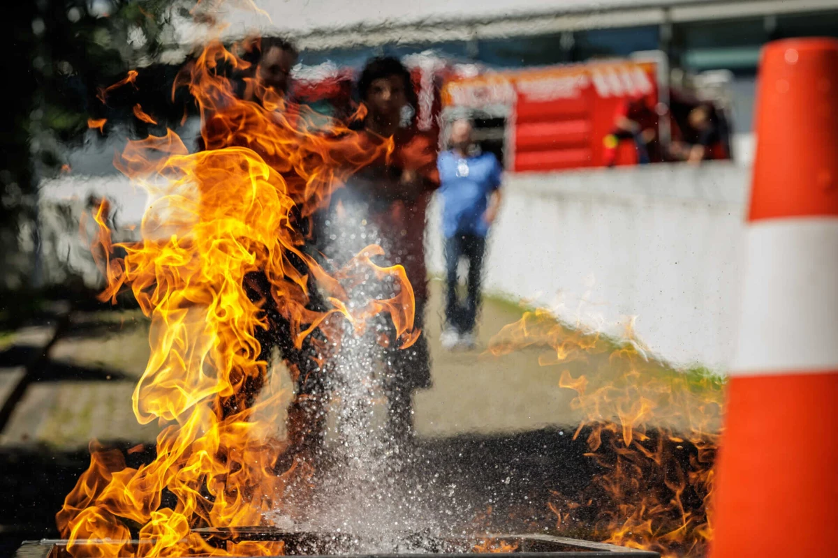 Fonte dos Bombeiros Voluntários da Trofa indicou que, às 09h00, estava "a arder plástico", e confirmou a "demora nos trabalhos"