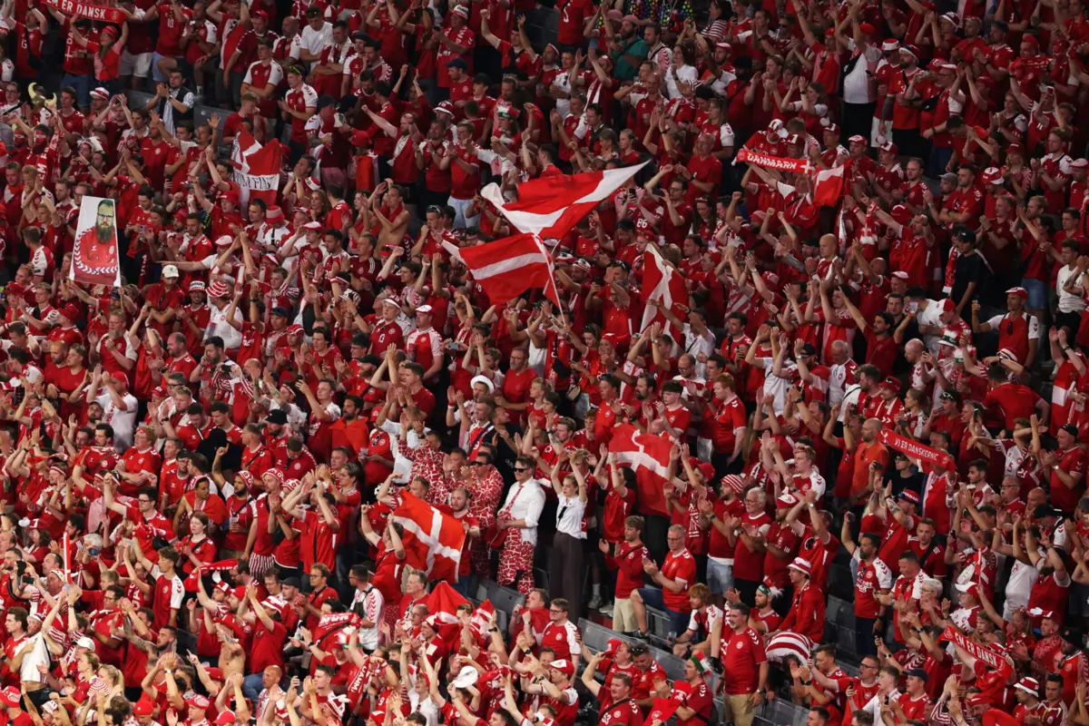 Imagem de contexto do artigo Dinamarca e Eslovénia nos oitavos de final. Inglaterra passa em primeiro do grupo C, Sérvia eliminada