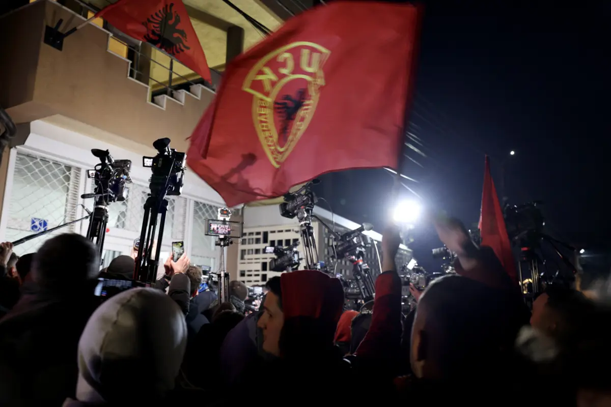 As eleições podem influenciar a relação do Kosovo com a União Europeia e uma eventual coligação da oposição pode também alterar as relações com a Sérvia