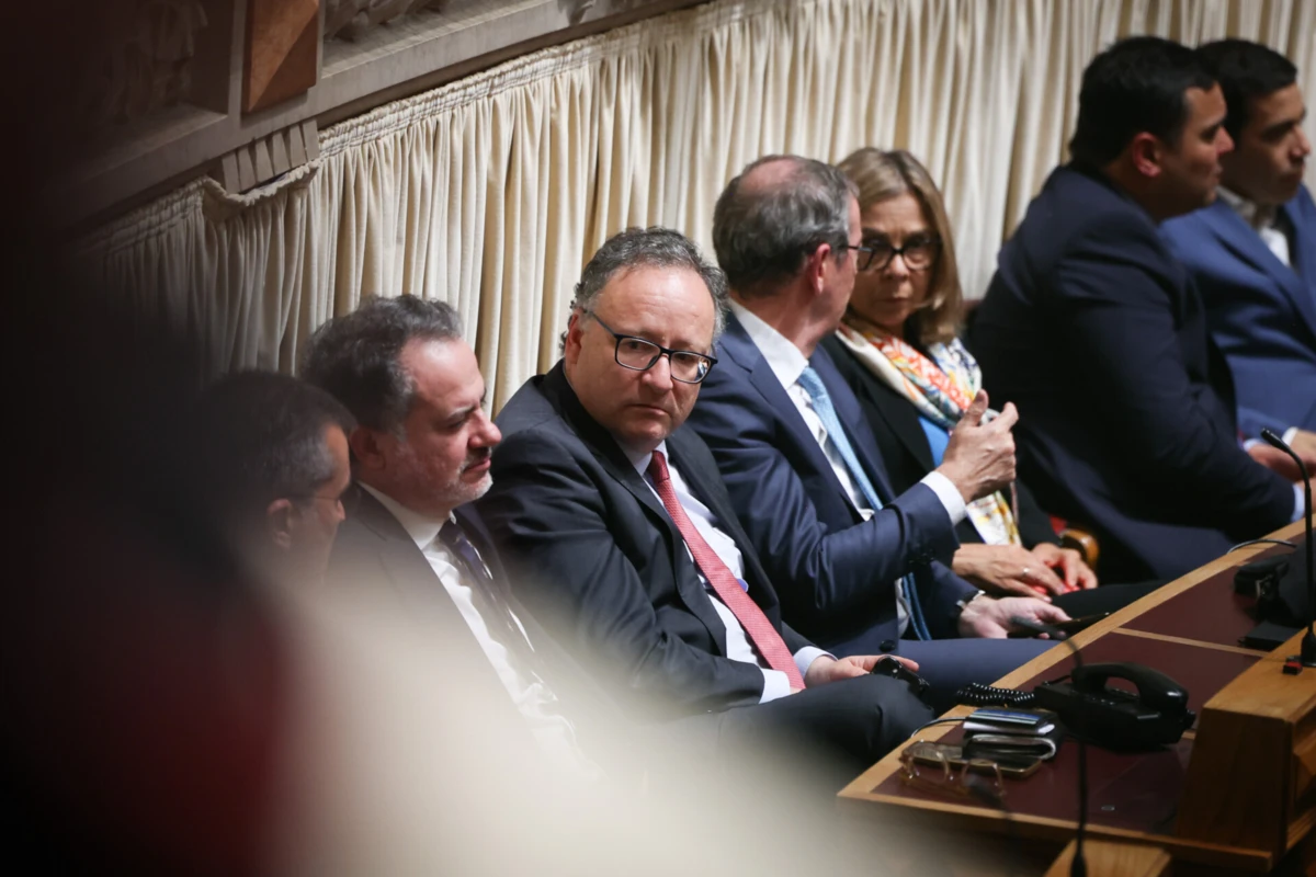 Imagem de contexto do artigo Assis teve 90 votos, Aguiar-Branco com 88 e Tender obteve 49. Segue-se a segunda volta