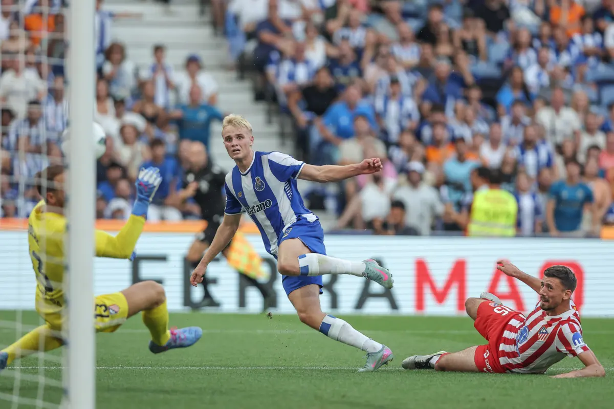 Imagem de contexto do artigo Froholdt, coração de dragão e pulmão da ideia de Farioli. FC Porto vence Atlético de Madrid na apresentação
