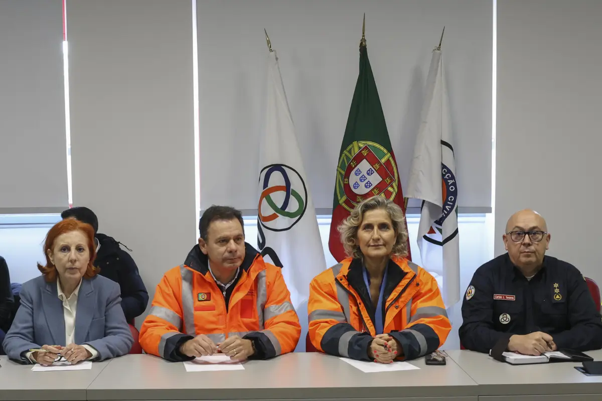 O primeiro-ministro, Luís Montenegro (C-E), ladeado pela ministra do Ambiente e Energia, Maria da Graça Carvalho (E), e pela presidente da Câmara Municipal de Coimbra, Ana Abrunhosa (C-D), participa na reunião de preparação para o período da tarde e noite sobre a situação no Rio Mondego, no Comando Sub-regional de Coimbra, 11 de fevereiro de 2026. Dezasseis pessoas morreram em Portugal na sequência da passagem das depressões Kristin, Leonardo e Marta, que provocaram também muitas centenas de feridos e desalojados. MIGUEL A. LOPES/LUSA