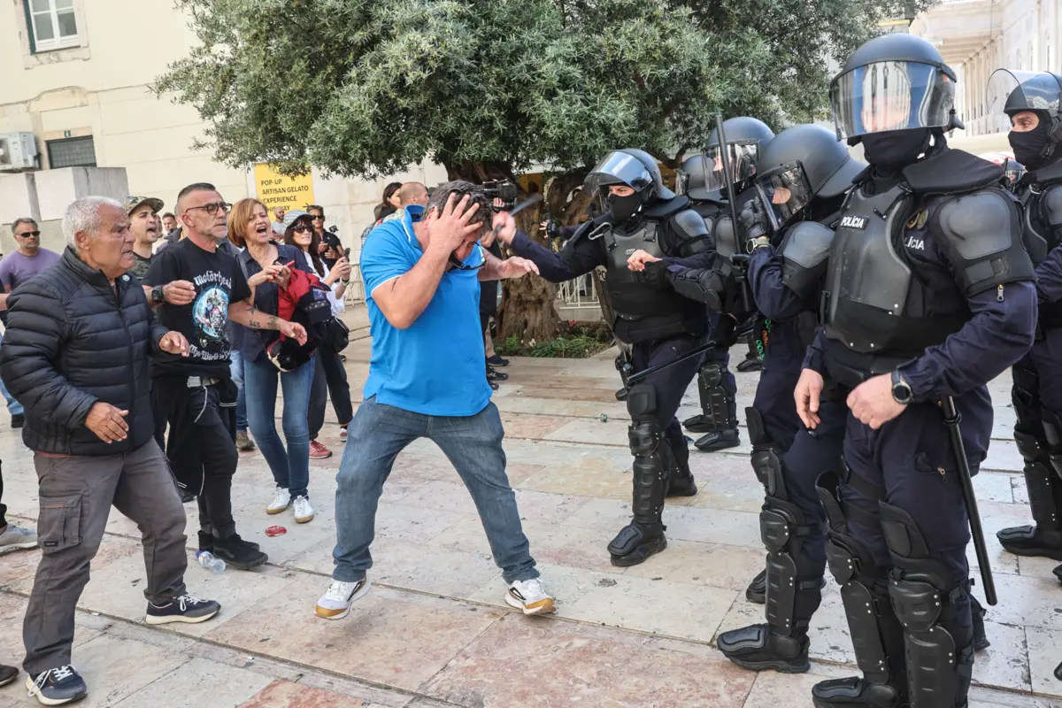 Confrontos no Martim Moniz durante celebrações do 25 de Abril