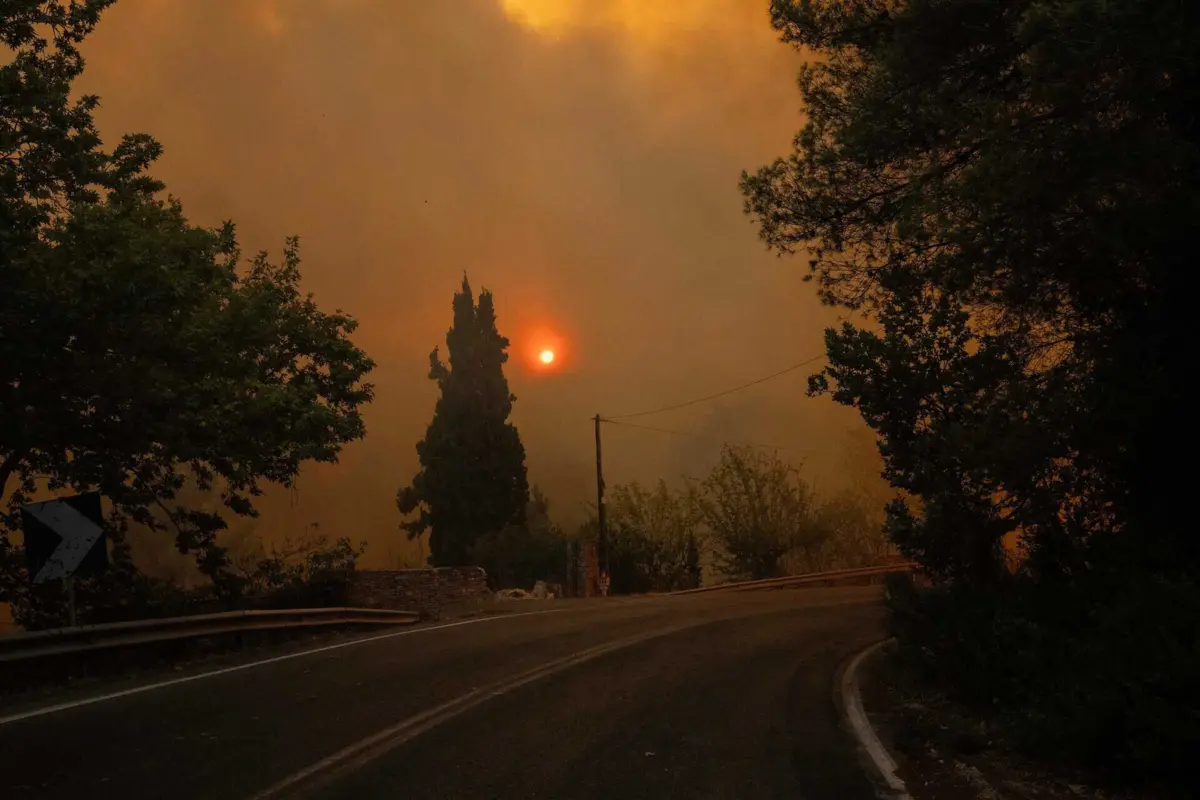 Imagem de contexto do artigo "Grande incêndio" não dá tréguas na Grécia. Portuguesa em Atenas relata "situação dramática"