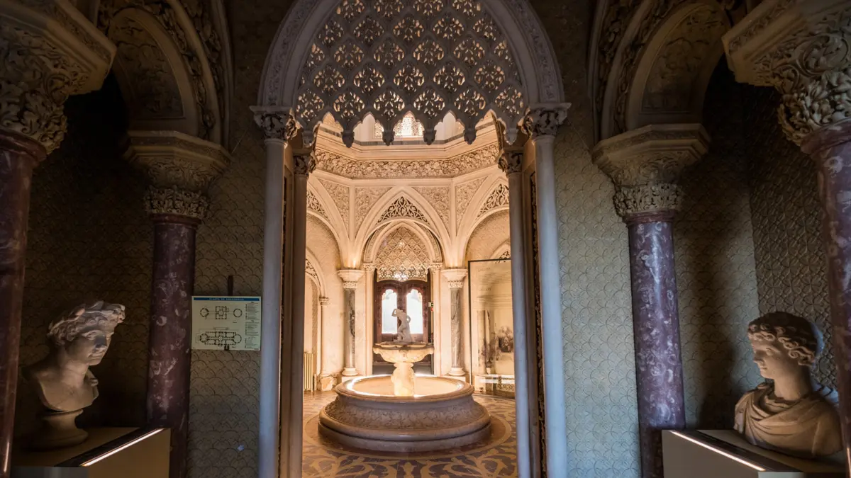 Imagem de contexto do artigo "Intrusão" durante a madrugada. Dois jarrões de "valor elevado" furtados do Palácio de Monserrate em Sintra