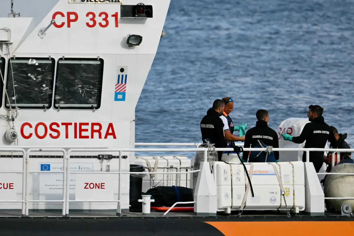 Quinze pessoas foram resgatadas com vida pela guarda-costeira