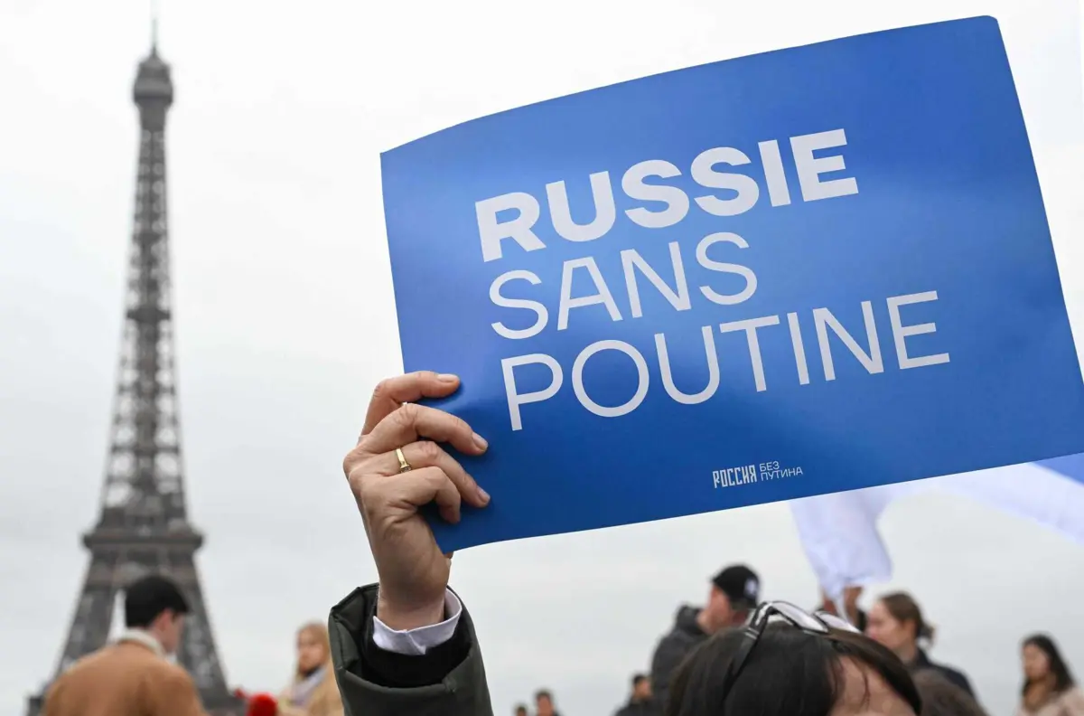 Milhares de pessoas reuniram-se ao meio-dia junto à embaixada russa em Paris