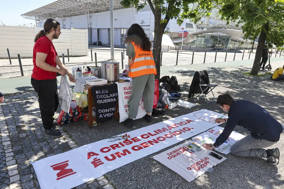 Imagem de contexto do artigo Ativistas da Climáximo saem à rua. "Única forma de travar este rumo ao inferno climático é a mobilização social gigantesca"