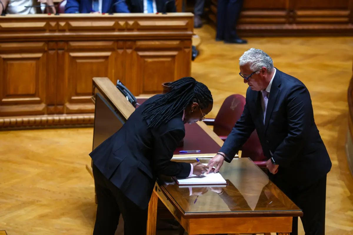 Imagem de contexto do artigo "Evita Perón": deputada socialista Eva Cruzeiro viu assinatura adulterada no Parlamento