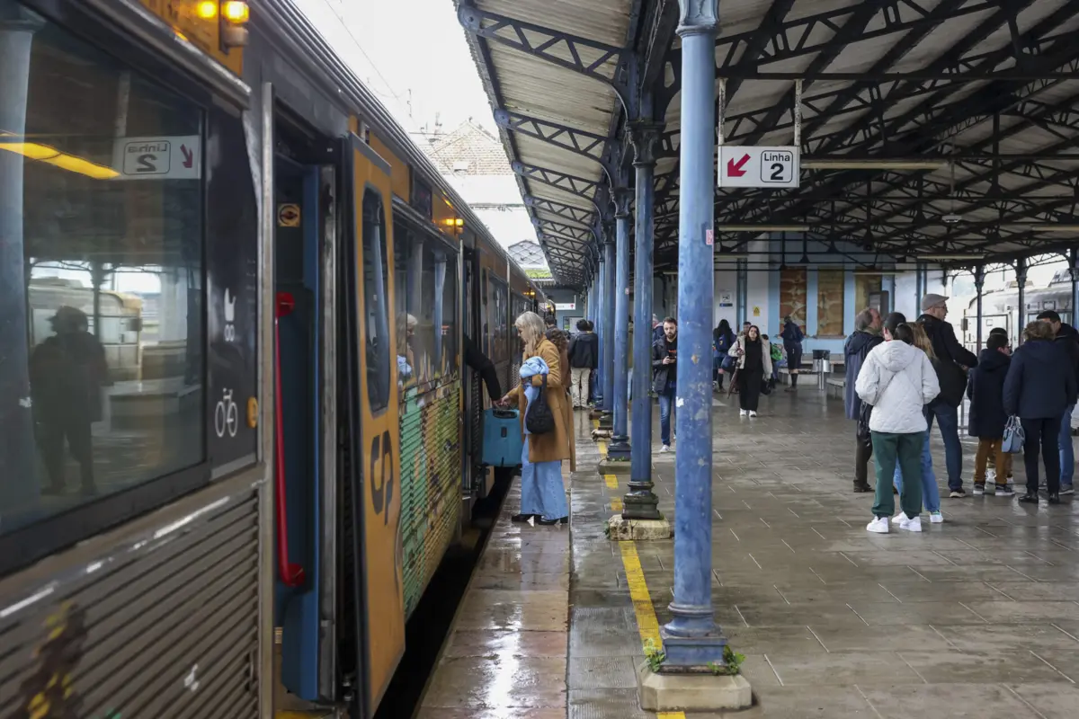 Imagem de contexto do artigo O fim da Estação Nova com 140 anos: mais de 200 pessoas despediram-se do último comboio que saiu do centro de Coimbra