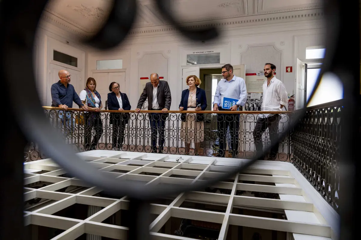 João Oliveira explicou que esta visita serviu para alertar para os "projetos e forças antidemocráticas e reacionárias"