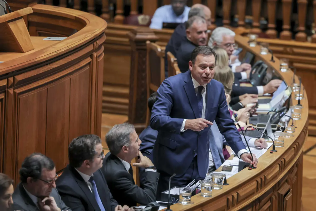 Imagem de contexto do artigo Montenegro focado "em fazer e não em durar", lembra que "há vida além do excedente orçamental". Saídas do Estado ficaram sem resposta