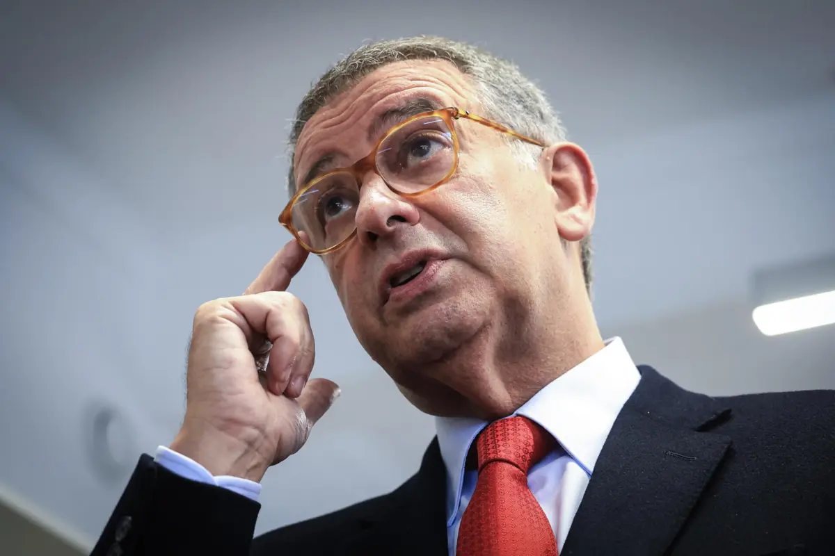 Imagem de contexto do artigo Seguro "feliz" com apoios, mas "ninguém o captura". Pede "rapidez" ao Parlamento para que lóbi passe da teoria à prática