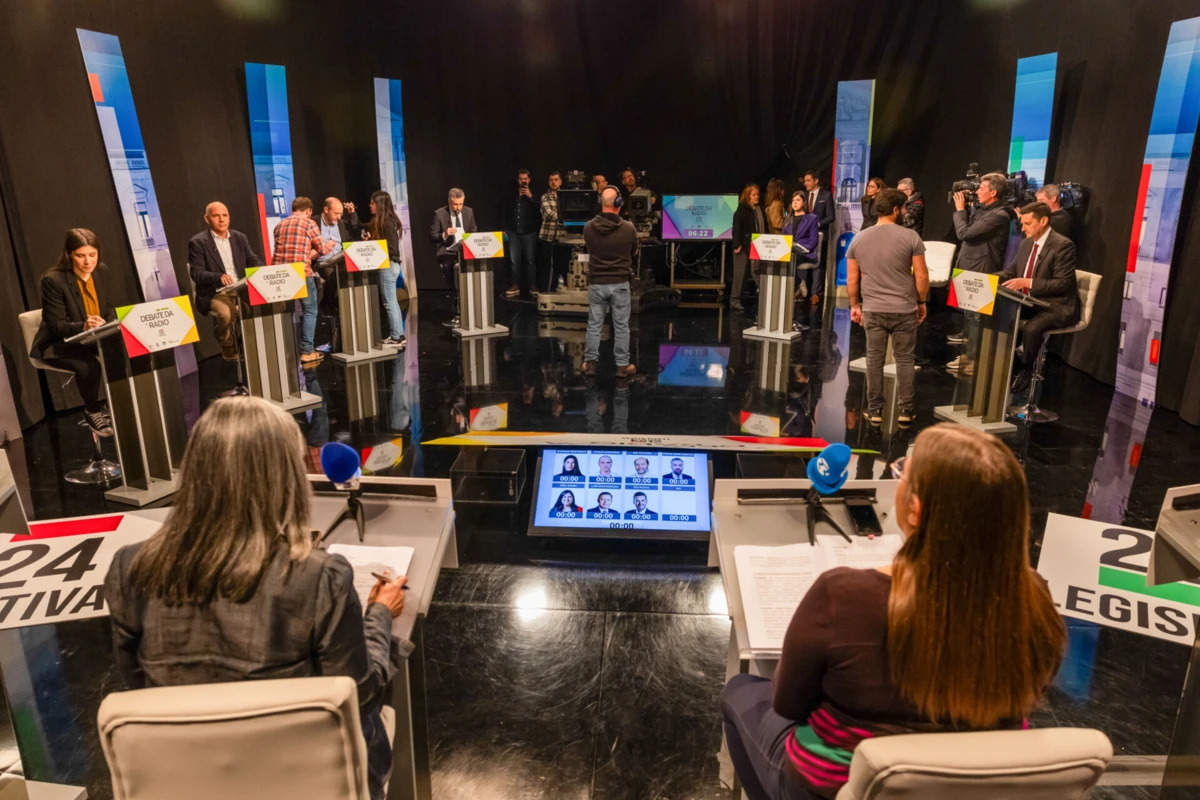 Os partidos com assento parlamentar participam no debate nas rádios sobre as eleições legislativas