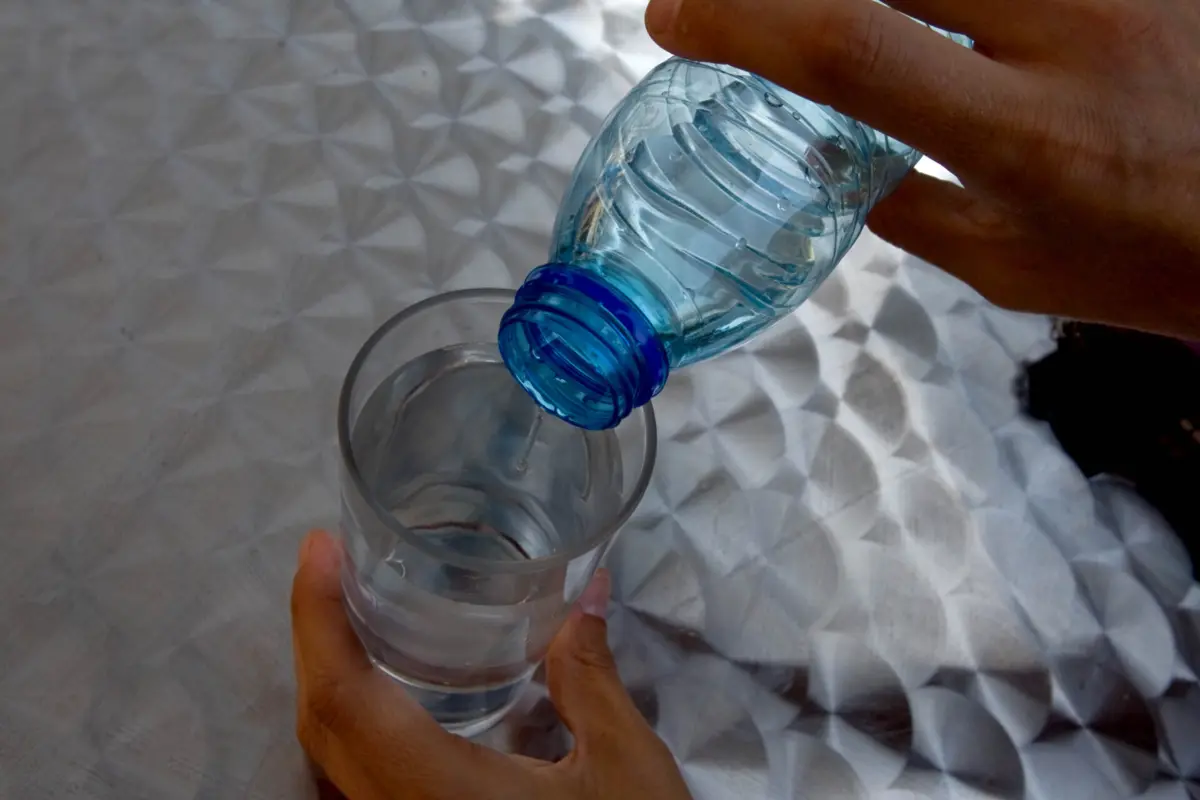 Imagem de contexto do artigo Água engarrafada tem até 100 vezes mais microplásticos do que o estimado