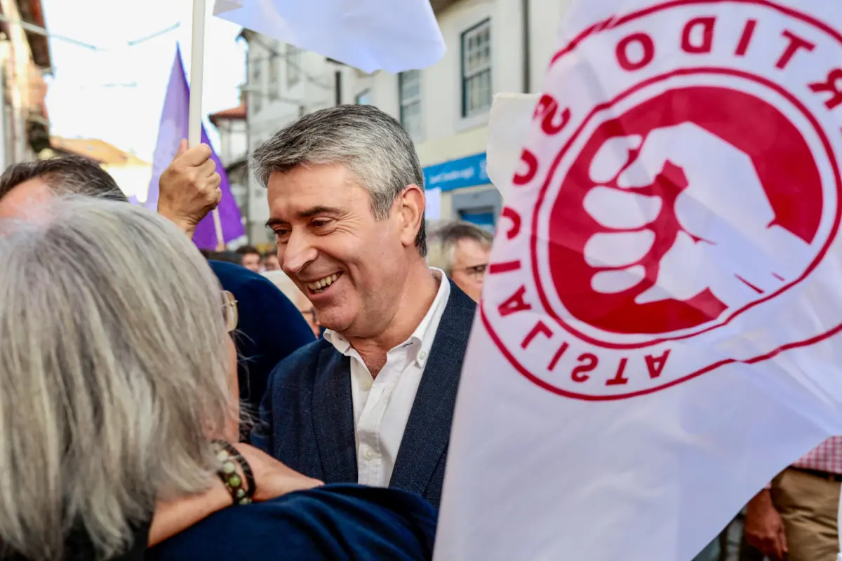 Imagem de contexto do artigo Carneiro critica “inimigos da democracia” e acusa PSD de ter vendido a “alma ao diabo”