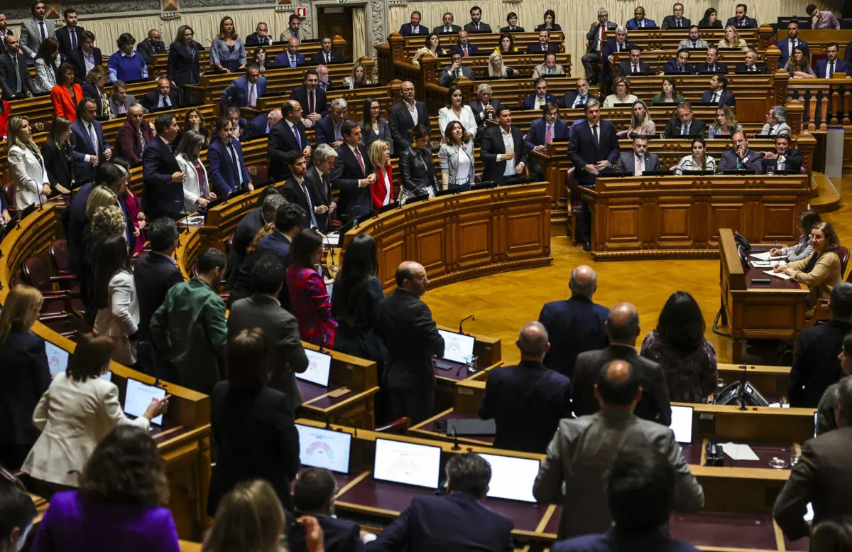 O plenário da Assembleia da República discutiu a proposta de lei que autoriza o Governo a revogar a contribuição extraordinária sobre o alojamento local